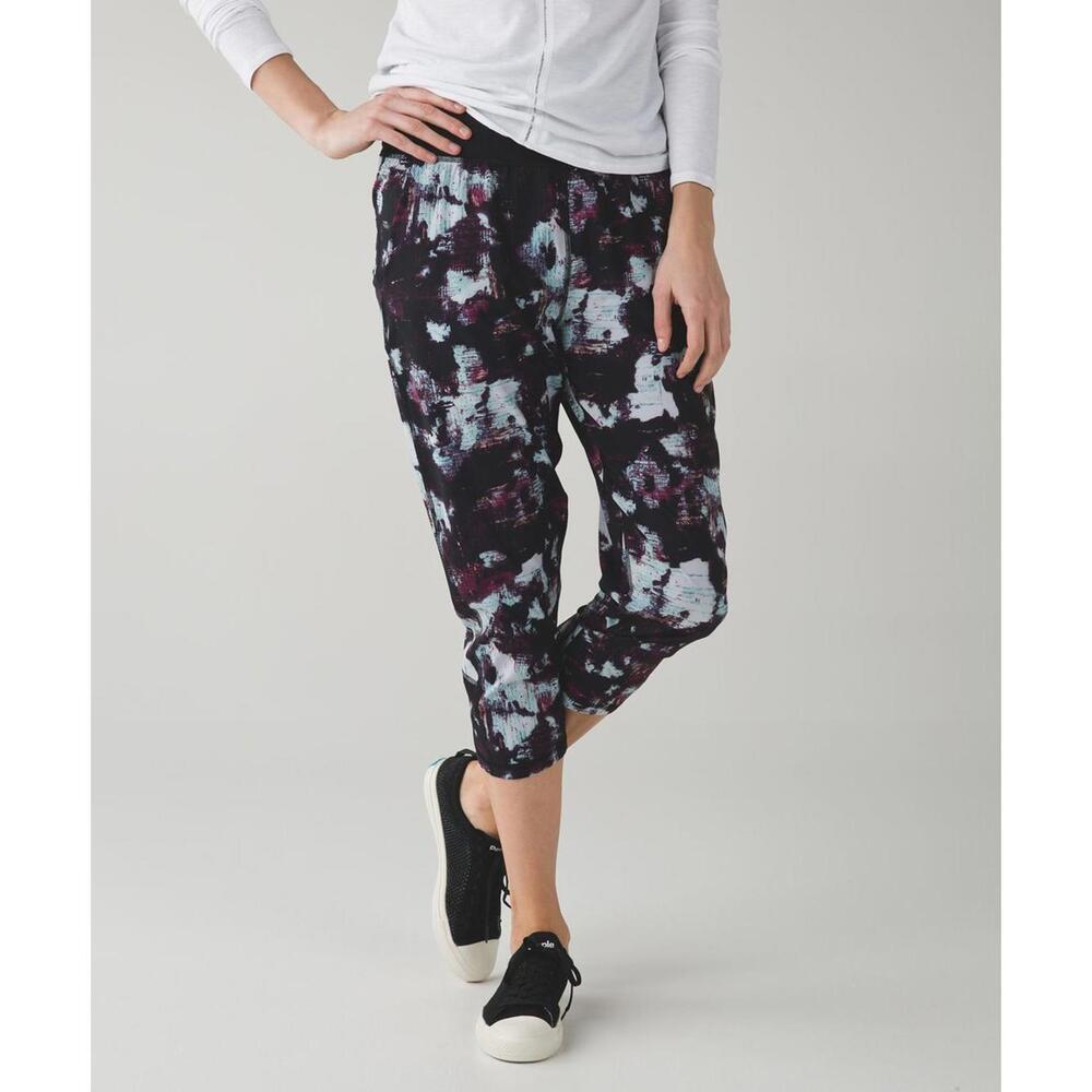 Lululemon Tranquil Crop Kara Blossom Multi / Black Size 4